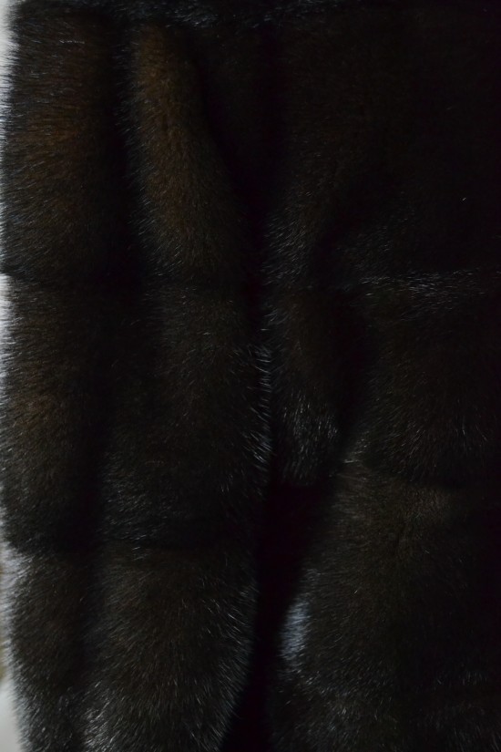 Норковый полушубок с воротником-стойка коричневого цвета